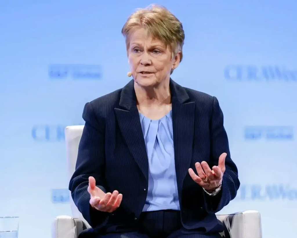  Vicki Hollub